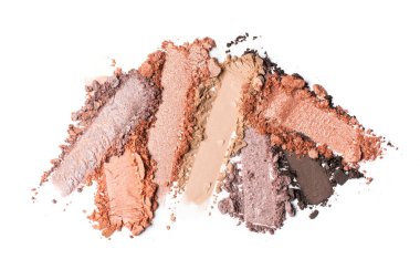 Düz fırça darbeleri. Beyaz arkaplanda izole edilmiş kozmetik güzellik ürünleri örnekleri olarak kırık parlak renk göz farları