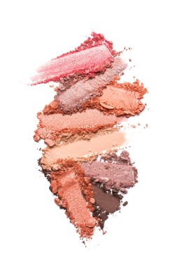 Düz fırça darbeleri. Beyaz arkaplanda izole edilmiş kozmetik güzellik ürünleri örnekleri olarak kırık parlak renk göz farları