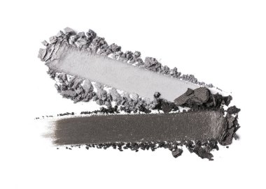 Düz fırça darbeleri. Beyaz arka planda izole edilmiş kozmetik güzellik ürünlerinin örnekleri olarak kırık renk göz farı