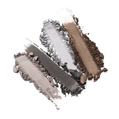 Düz fırça darbeleri. Beyaz arka planda izole edilmiş kozmetik güzellik ürünlerinin örnekleri olarak kırık renk göz farı