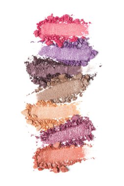 Düz fırça darbeleri. Beyaz arkaplanda izole edilmiş kozmetik güzellik ürünleri örnekleri olarak kırık parlak renk göz farları