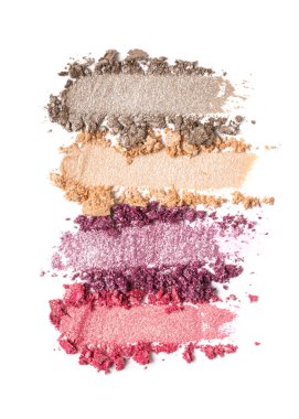 Düz fırça darbeleri. Beyaz arkaplanda izole edilmiş kozmetik güzellik ürünleri örnekleri olarak kırık parlak renk göz farları