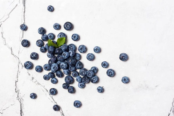 Draufsicht Auf Gesunde Frische Blaubeeren Auf Weißem Marmorbeton Hintergrund Mit — Stockfoto