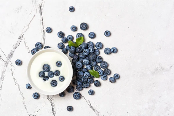 Sağlıklı Kahvaltı Manzarası Taze Yaban Mersinli Yapımı Yoğurt Beyaz Mermer — Stok fotoğraf