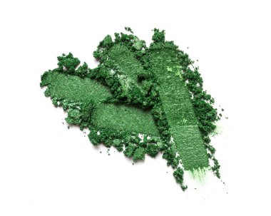 Düz fırça darbeleri. Beyaz arkaplanda izole edilmiş kozmetik güzellik ürünleri örnekleri olarak kırık parlak renk göz farları