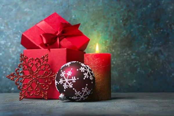 Mooie Rode Vierkante Geschenkdoos Met Glanzende Satijnen Strik Voor Kaars — Stockfoto