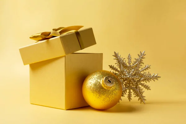 Prachtige Gouden Vierkante Geschenkdoos Met Glanzende Satijnen Strik Voor Cadeau — Stockfoto