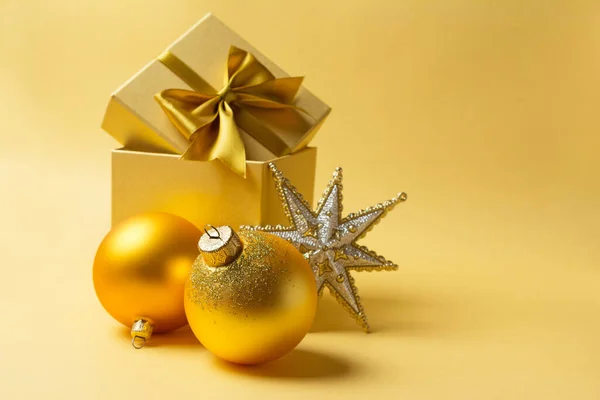Beautiful Golden Square Gift Box Shiny Satin Bow Present Toys — Stock Photo, Image