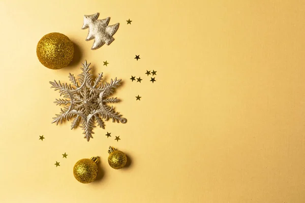 Decoratie Voor Het Nieuwjaarsfeest Mooi Gouden Glanzend Speelgoed Voor Kerst — Stockfoto