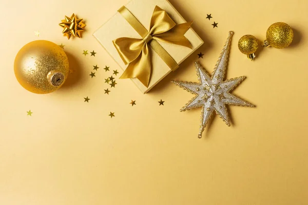 Decoraties Voor Het Nieuwjaarsfeest Mooie Gouden Geschenkdoos Met Glanzende Satijnen — Stockfoto