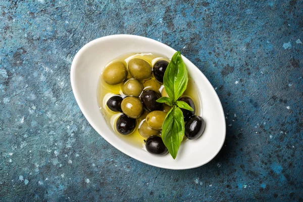 Vista Dall Alto Gustoso Mix Olive Verdi Nere Con Foglie — Foto Stock