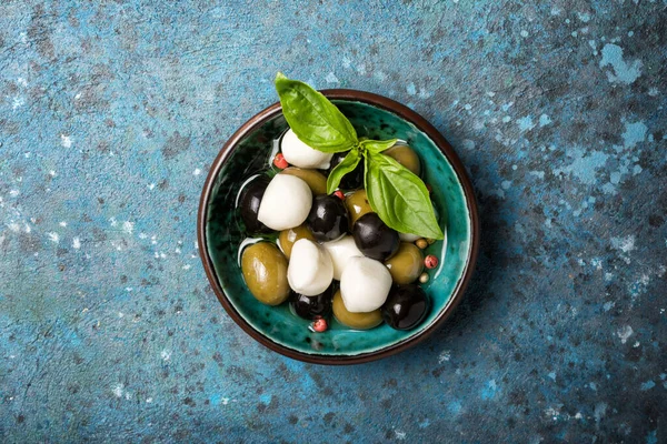 Horní Pohled Chutné Mix Zelené Černé Olivy Mozzarella Bazalka Listy — Stock fotografie