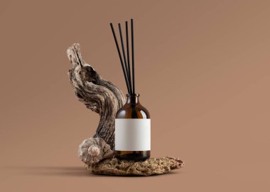 Boş etiketli kehribar cam difüzyon şişesi. Tarafsız arka planda sürüklenen ağaç dalları ve deniz kabuğu dekoru. Markalaşma, paketleme ve kozmetik tasarım için doğal eko tarzı şablonu.