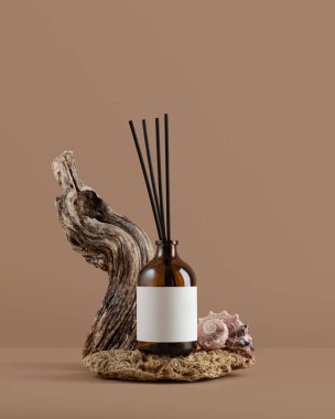 Boş etiketli kehribar cam difüzyon şişesi. Tarafsız arka planda sürüklenen ağaç dalları ve deniz kabuğu dekoru. Markalaşma, paketleme ve kozmetik tasarım için doğal eko tarzı şablonu.