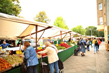 Berlin 'de taze sebze ve meyve pazarı