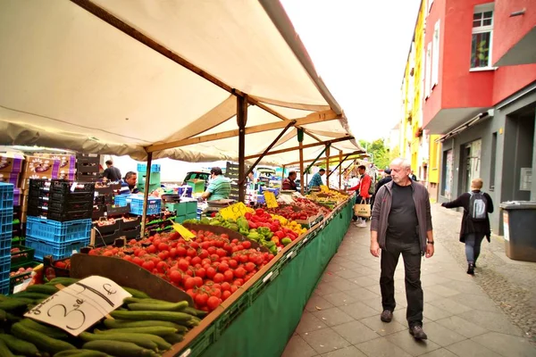 Berlin 'de taze sebze ve meyve pazarı — Stok fotoğraf