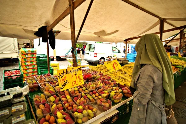 柏林的新鲜蔬菜和水果露天市场 — 图库照片