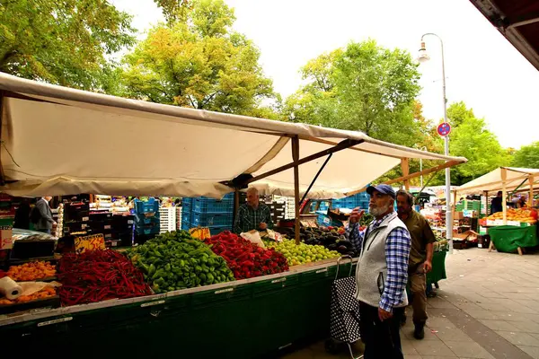 柏林的新鲜蔬菜和水果露天市场 — 图库照片