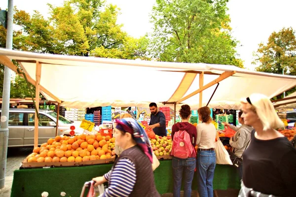 Verse groente- en fruitmarkt in Berlijn — Stockfoto