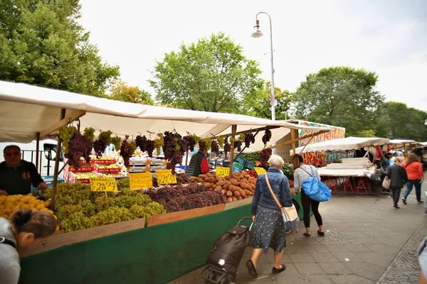 Mercado exterior de legumes e frutas frescos em Berlim — Fotografia de Stock