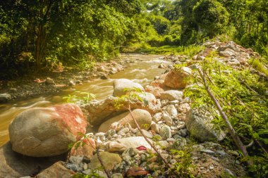 bir güneşli sabah güzel Paniki Pombewe nehre nehir Paniki Pombewe temiz su için Sigi şehir bazı insanlar hem sulama suyu çiftçiler için bir kaynak tedarikçisi, nehir suyu her zaman yıl boyunca akar.