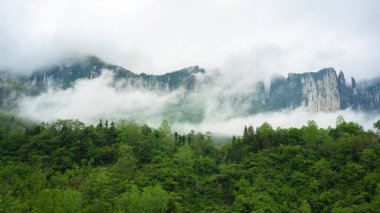 Enshi Hubei Çin Mufu Büyük Kanyon'a bulutlu görünümünü