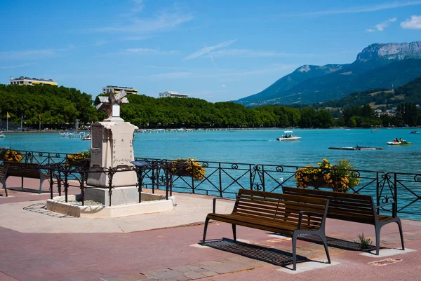 Annecy Ribera Del Lago Con Banco Reloj Sol Monte Veyrier — Foto de Stock