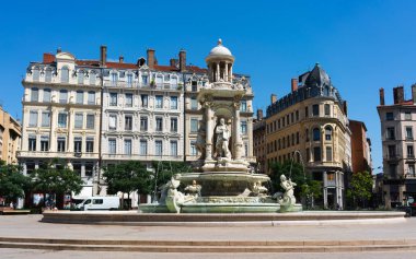 Güzel Jacobin'ın Meydanı ve Çeşme Lyon Fransa gün güneşli yaz