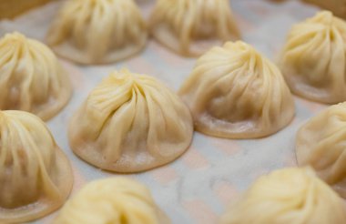 Bambu sepet içinde geleneksel domuz Xiaolongbao Tayvanlı hamur tatlısı