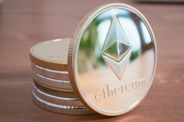 Cryptocurrency gümüş Ethereum ahşap arka plan üzerinde gerçek sikke yığını