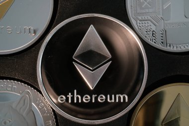 Ethereum cryptocurrency gerçek gümüş sikke diğer kripto closeup ortasında
