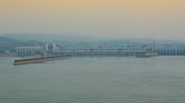 Three Gorges Barajı Yangtze Nehri Yichang Hubei Çin üzerinden uzak görünümünü
