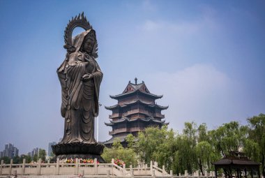 Heykel ve Wuhan Hubei Çin'in Budist Tapınağı'nda Kulesi