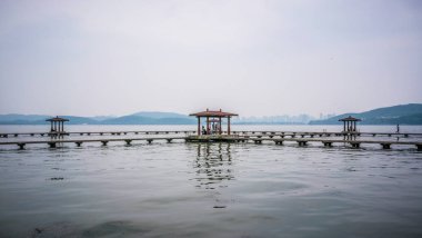 Donghu East lake Wuhan Hubei Çin'liyuan park ortasında köşk