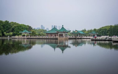 Liyuan park ortasında East lake Wuhan Hubei Çin köşk