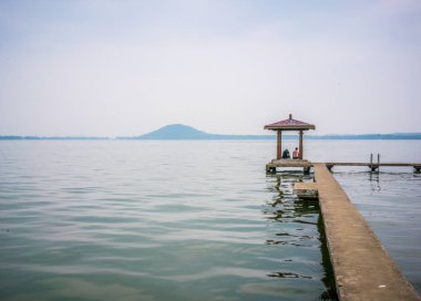 Liyuan Park Donghu East lake ve Moshan hill Wuhan Hubei Çin arka planda ortada köşk