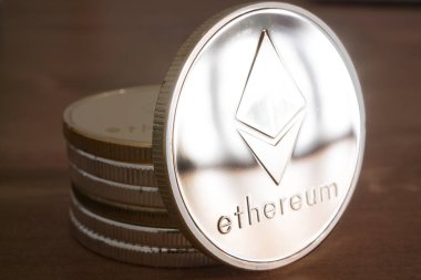 Cryptocurrency gümüş Ethereum ahşap arka plan üzerinde gerçek sikke yığını