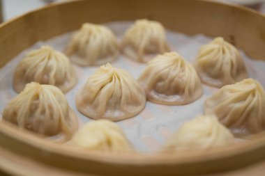 Bambu sepet içinde geleneksel domuz Xiaolongbao Tayvanlı hamur tatlısı