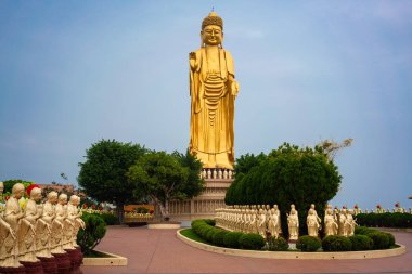 Kaohsiung Tayvan manastırda Guang Fuoshan büyük Buda altın ayakta heykeli