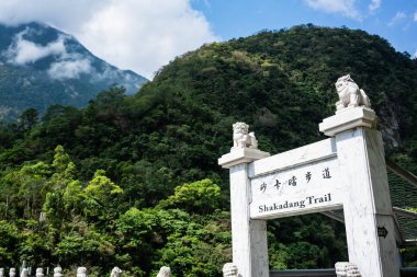 Shakadang iz entrace kapısı ve dağ görünümünde taroko gorge Ulusal Parkı Hualien Tayvan