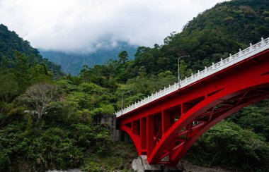 Sakadang köprü ve dağ görünümünde taroko gorge Ulusal Parkı Hualien Tayvan