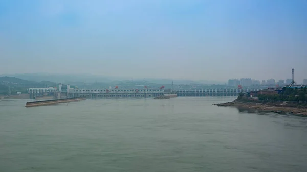 Vista Lejana Presa Hidroeléctrica Las Tres Gargantas Sobre Río Yangtze —  Fotos de Stock