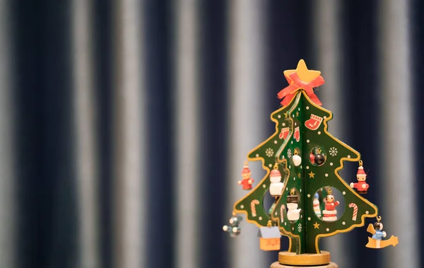 Geschilderde Houten Kerstboom Met Blauwe Achtergrond Kopie Ruimte — Stockfoto
