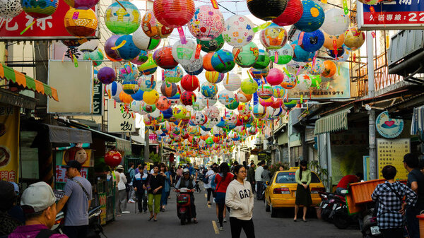 Тайнань, 20 февраля 2018 года: Фестиваль фонарей Тайнань с видом на улицу
