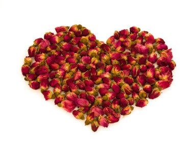 Gül goncası çiçeklerden yapılan kalp şekli izole beyaz arka plan üzerinde - aşk sembolü kavramı