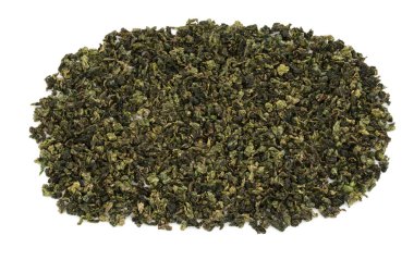 Oolong geleneksel Çince koyu yeşil beyaz arka plan üzerinde izole çay haddelenmiş yaprakları