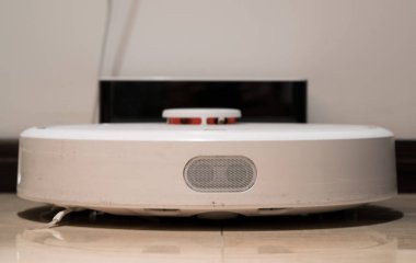 Genel beyaz robot elektrik süpürgesi ön görünüm temel alınarak yeniden şarj etme
