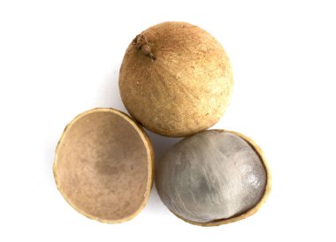 İki Dimocarpus Longan meyve yarısı gösteren yarı saydam eti beyaz arka plan üzerinde izole soyma sac ile
