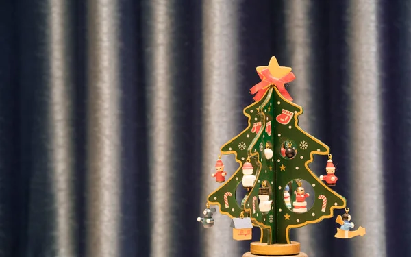 Árvore Natal Madeira Pintada Com Fundo Azul Espaço Cópia — Fotografia de Stock