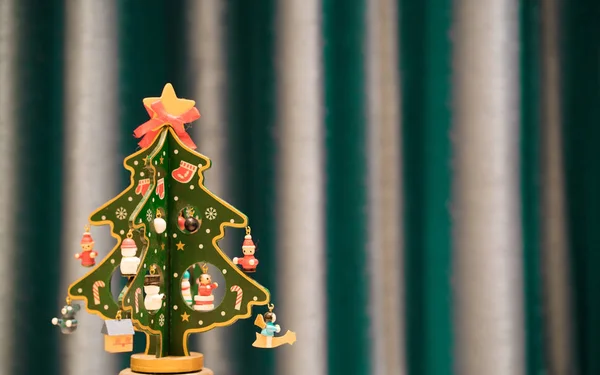 Geschilderde Houten Kerstboom Met Groene Achtergrond Kopie Ruimte — Stockfoto